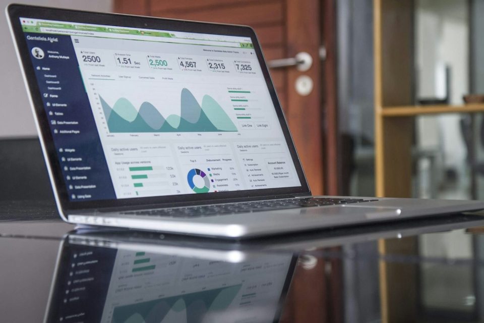 Financieel overzicht op een laptop